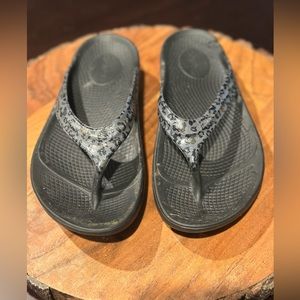 Oofos woman’s sandals size 6
